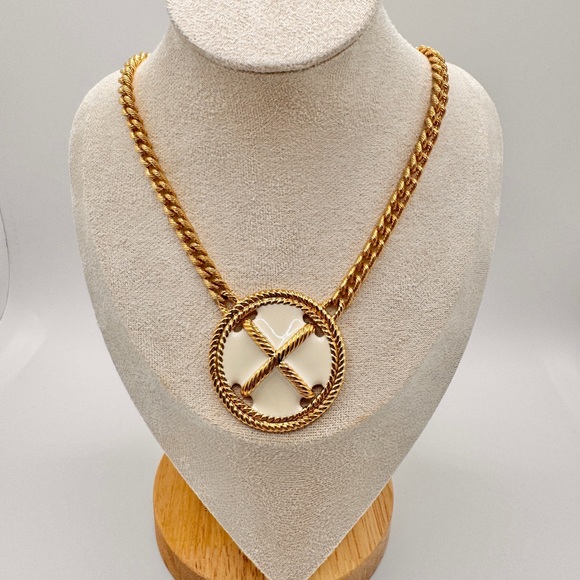 Vintage Signed Napier Chunky Gold Tone and Enamel Pendant Necklace - Picture 5 of 11